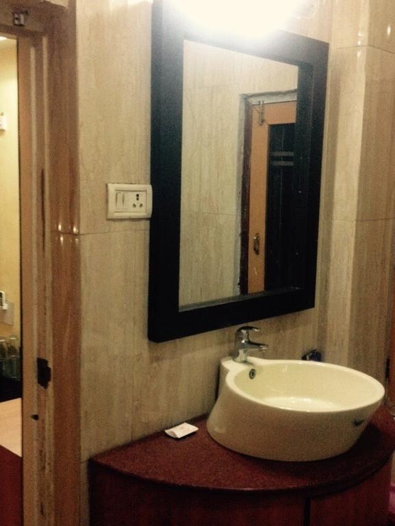 Hotel Bengal International Силигури Номер фото